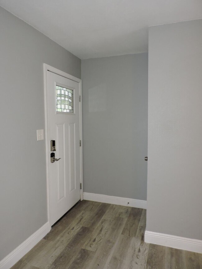 Building Photo - Beautifully updated home!