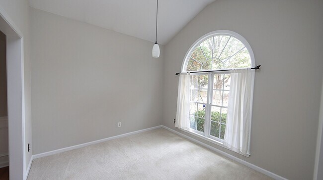 Building Photo - 4 Bedroom Home in desirable Grove Park Com...