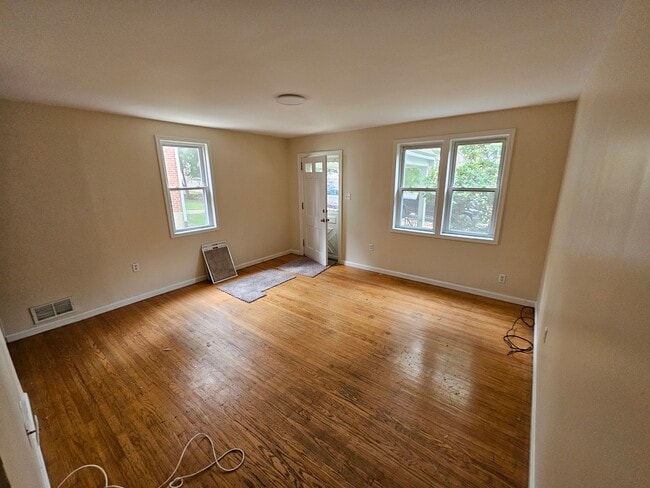 Living Room - 913 E 21st St