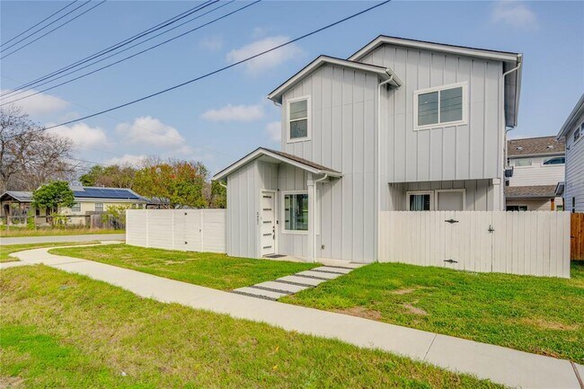 Building Photo - 5421 Blue Bird Ln