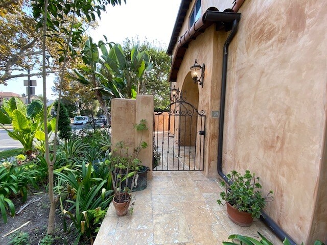 Building Photo - 475 S La Peer Dr