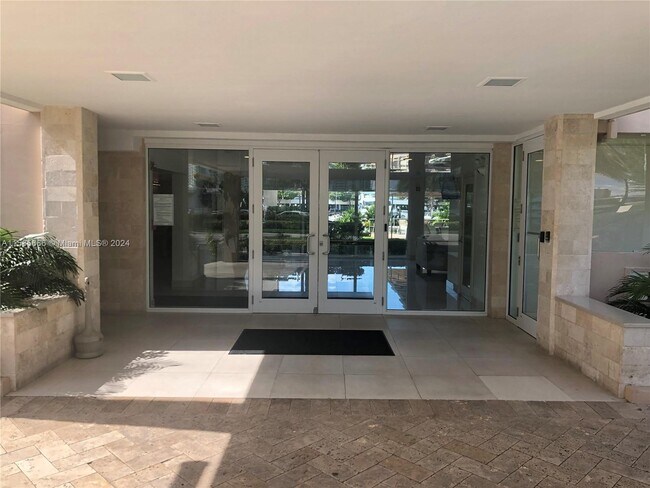 Building Photo - 220 Kings Point Dr