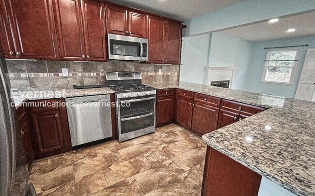 Foto del edificio - 3 Bed/3 Bath Home with Fenced Yard and Garage / Available Now!