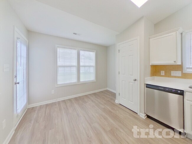 Foto del edificio - 6211 Whispering Brook Ct