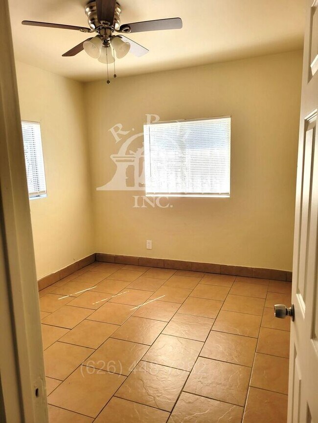 Foto del edificio - 3 Bedroom House With Plenty of Parking and Large Yard in Los Angeles, CA.