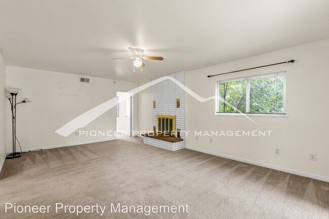 Building Photo - 3 br, 1 bath House - 3273 S. Forest St