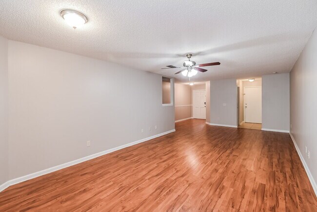 Foto del edificio - 4030 Laurelwood Dr