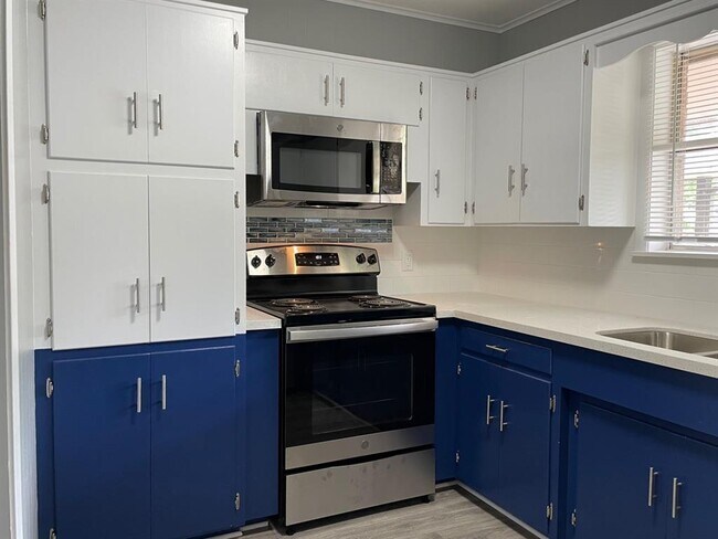 Building Photo - 402 Giddings Ln