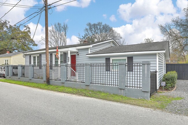 Foto del edificio - Renovated Home in the Heart of West Ashley!