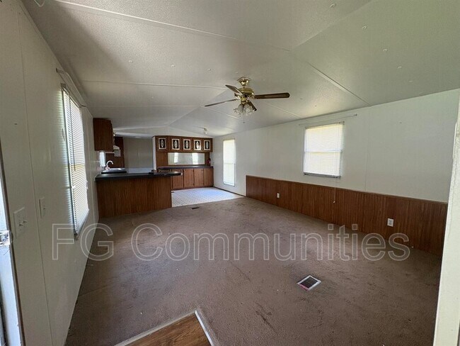 Foto del edificio - 4557 Wallburg Rd