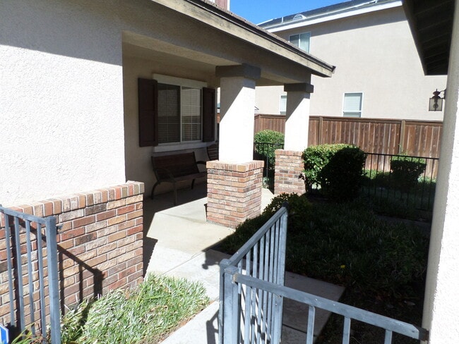 Foto del edificio - Great 4 BR + BONUS Room off Calle Del Oso Oro