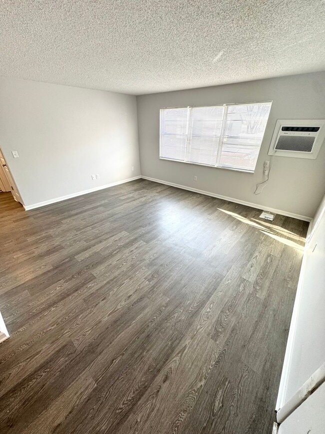 Building Photo - 2 Bedroom Apartments, Excellent Location!