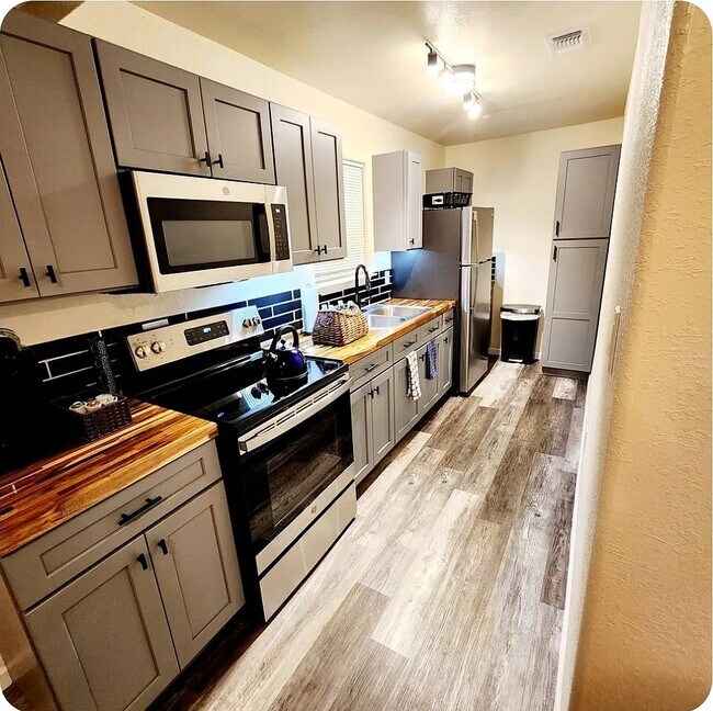 Foto del edificio - Room in House on N Polaris St