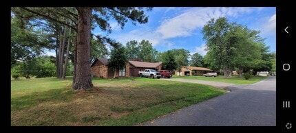 Building Photo - 211 Woodbine Dr