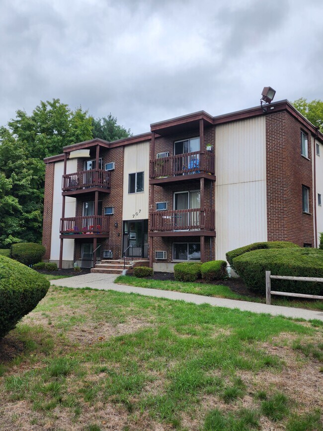 Building Photo - 707 Bedford St