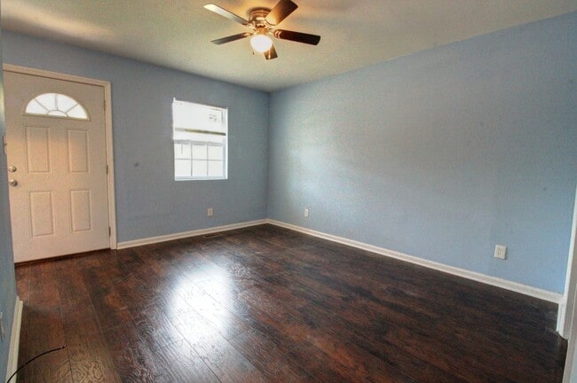 Building Photo - Adorable 2bd/1.5ba Duplex Less Than 1 Mile...