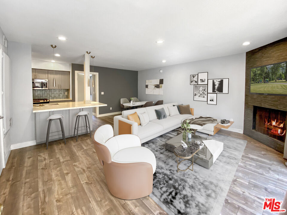 Foto principal - 1529 S Bundy Dr