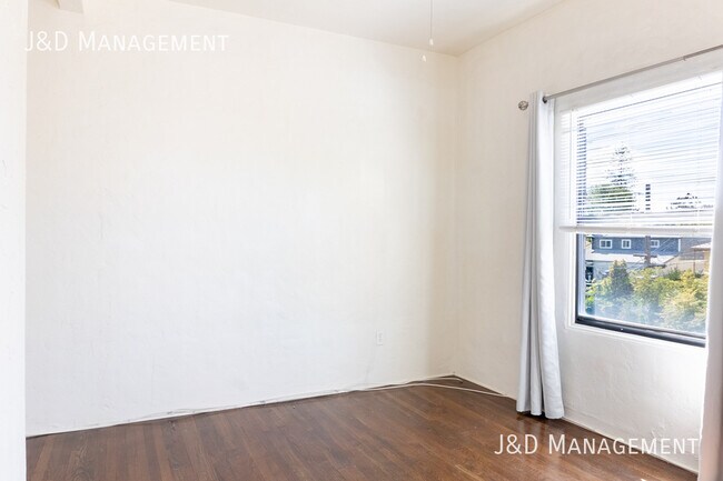 Building Photo - Charming Cottage in South Park w/ Parking