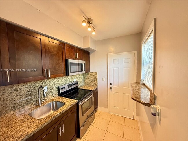 Building Photo - 6940 Bay Dr