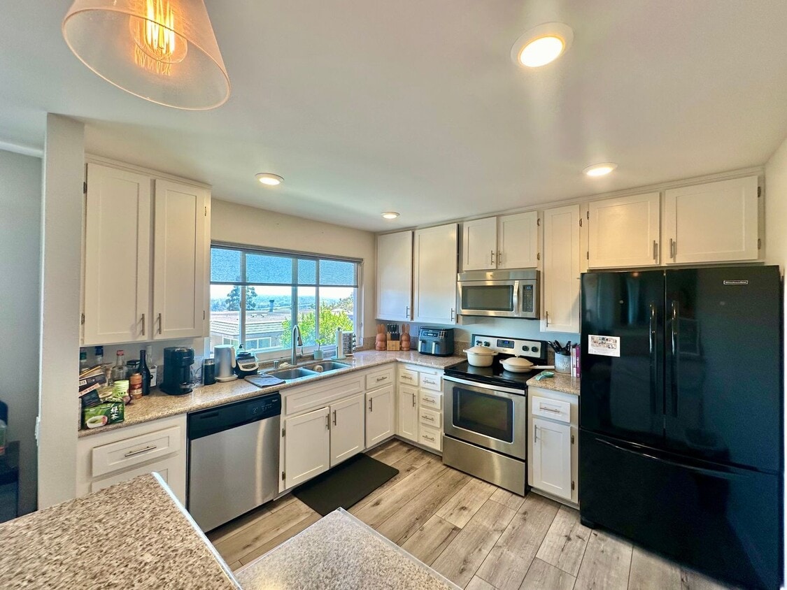Primary Photo - 3 Bedroom Townhome near USD!! Parking + La...