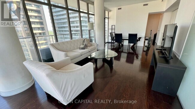 Photo du bâtiment - 33 Charles St E