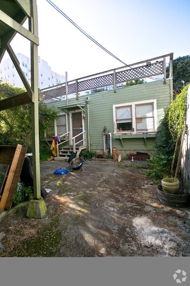 Building Photo - 2852 Pine St