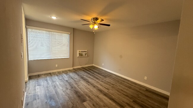 Foto del edificio - 7044 Hawthorn Ave