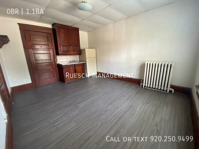 Foto del edificio - Private Room With Kitchenette In Men's Roo...