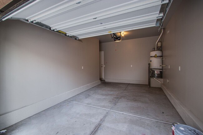 Foto del edificio - Centennial Hill's 4 Bedroom 2.5 Bath and 2...