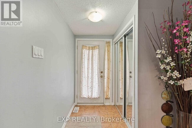 Photo du bâtiment - 230 Monterey Dr