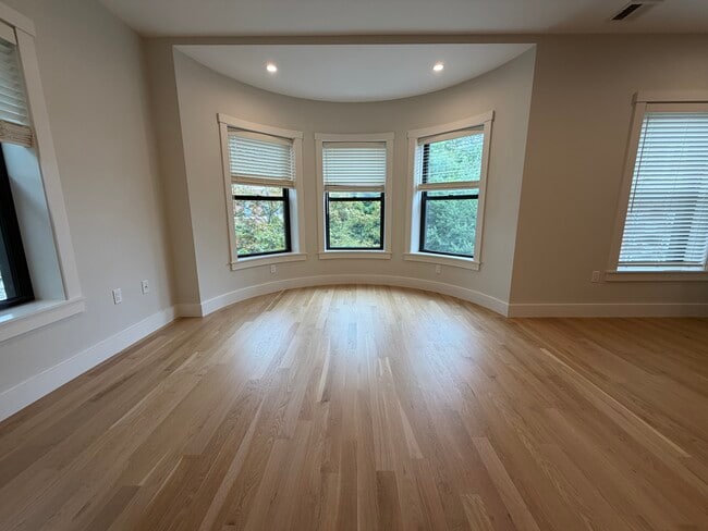Building Photo - 33 Longwood Ave