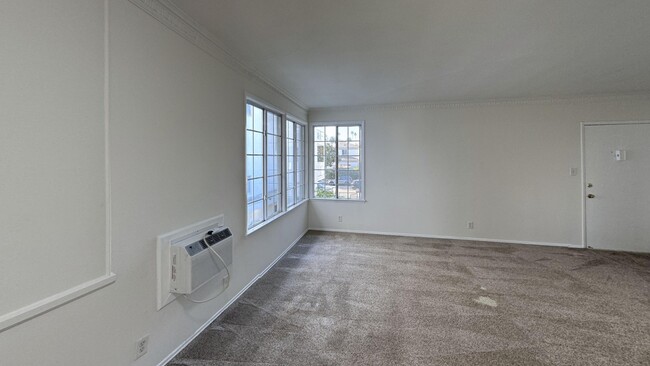 Building Photo - 244 S Doheny Dr