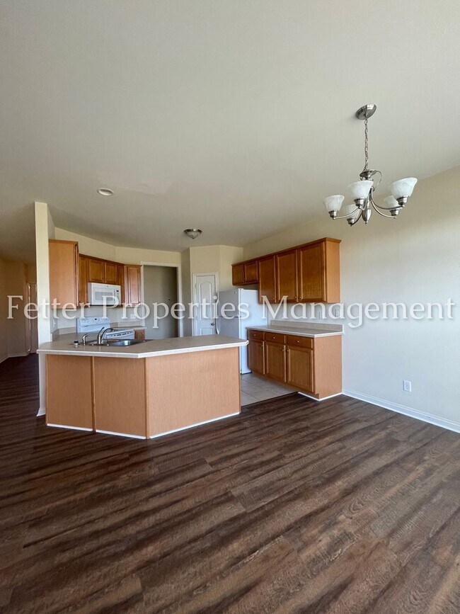 Building Photo - 2 Bedroom Condo with Office/Multipurpose Room