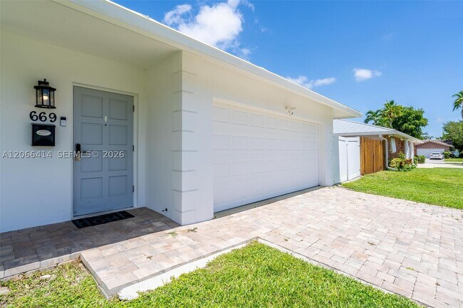 Foto del edificio - 669 NW 15th Ct