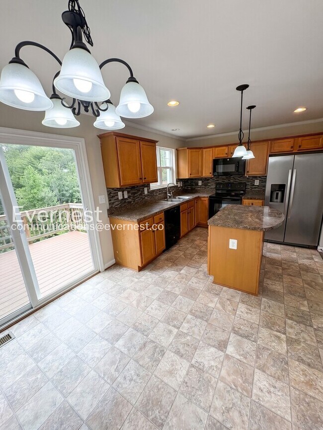 Building Photo - 4-Bed/ 4-Bath Town Home/Available Now!