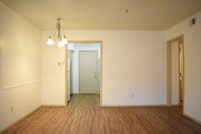 Foto del edificio - Updated Duplex in a Wonderful Central Loca...