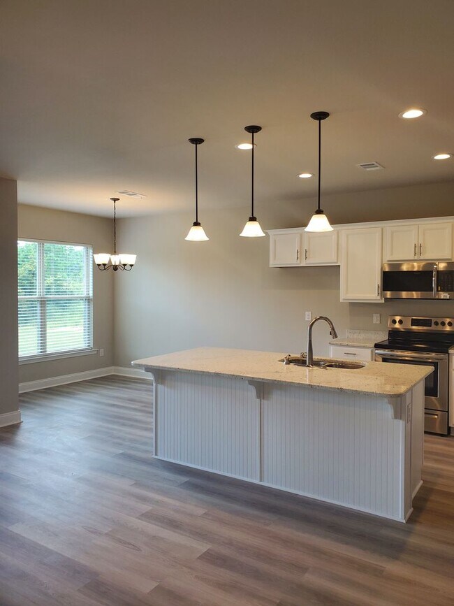 Building Photo - Beautiful Home in Majestic Manor Subdivision!