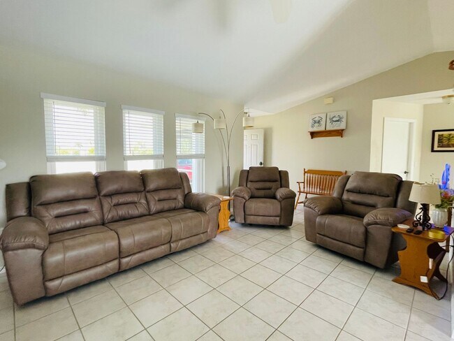 Foto del edificio - SOUTH GULF COVE-WATERFRONT POOL HOME!