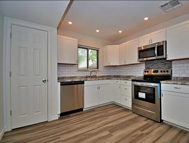 Building Photo - 11906 Los Cerros St