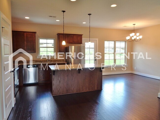 Foto del edificio - DEPOSIT PENDING!!! Two-level Town home for...