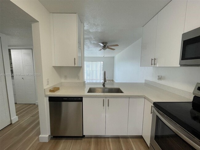 Foto del edificio - 8700 N Sherman Cir