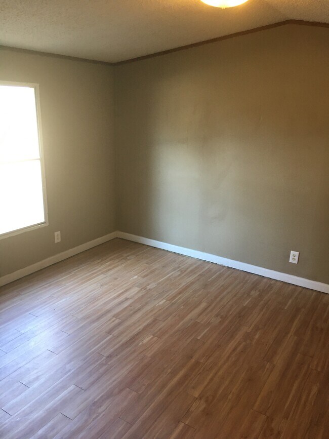 Foto del edificio - 815 Clutts Rd