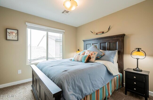 Foto del edificio - 240 W Juniper Ave
