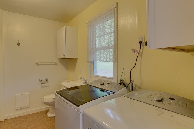 Building Photo - Wonderful Cedar Park 2 bed 1.75 Bath Home....