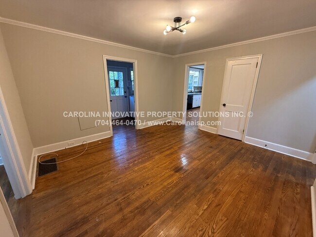 Foto del edificio - 1102 Ebenezer Ave Ext