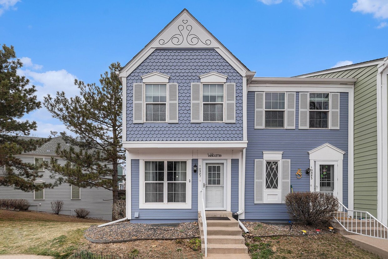 3 Bedroom 2 Bathroom End Unit Townhome! - 3 Bedroom 2 Bathroom End Unit Townhome!