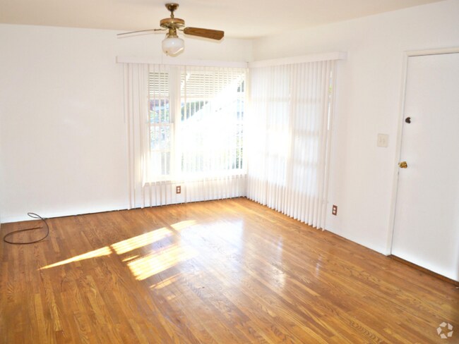 Building Photo - 3752 Lewis Ave