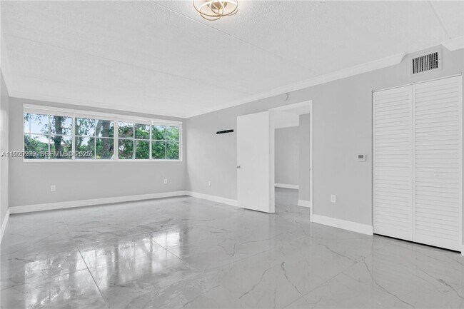 Foto del edificio - 6135 NW 186th St