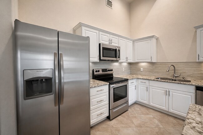 Foto del edificio - AVAILABLE NOW ; APPLY AT OUR WEBSITE!!!