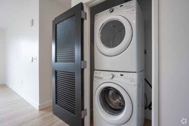 2BR, 1BA - 912 SF - Laundry - The 616